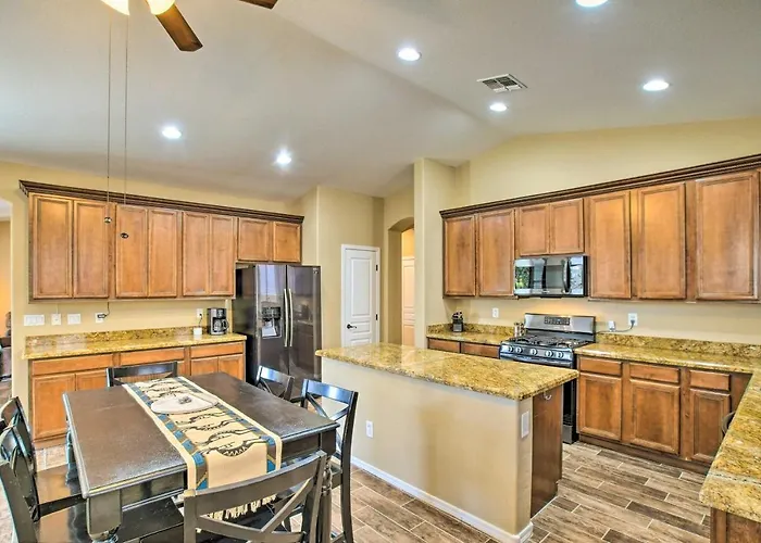 4 Mi To Stadium! Snowbird Haven W/ Pool Surprise